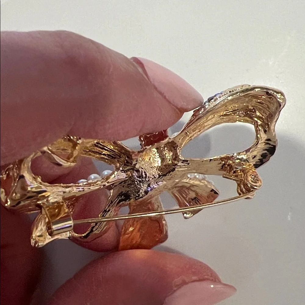 Elegant Gold and Pearl Bow Brooch